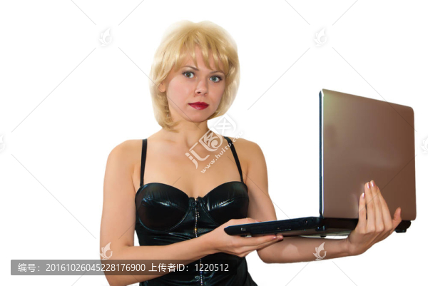 年輕女子與筆記本電腦