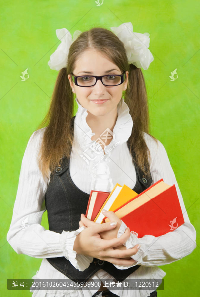 戴眼鏡的女生用的書(shū)