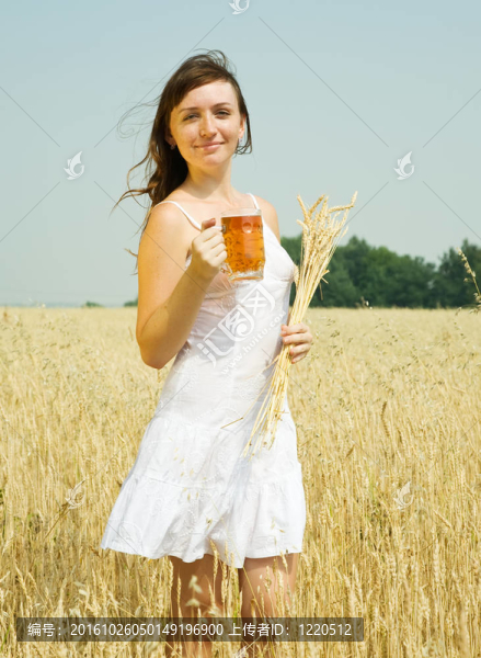 現(xiàn)場啤酒的女孩