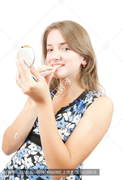 女孩涂上白色的口紅