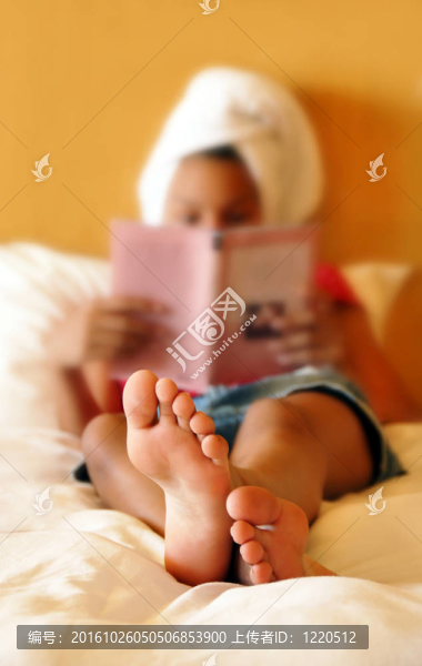 十幾歲的女孩讀一本書