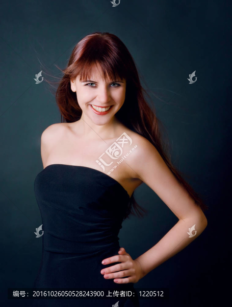 黑色背景的女士
