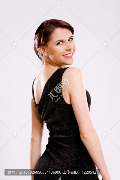 穿黑衣服的漂亮女孩