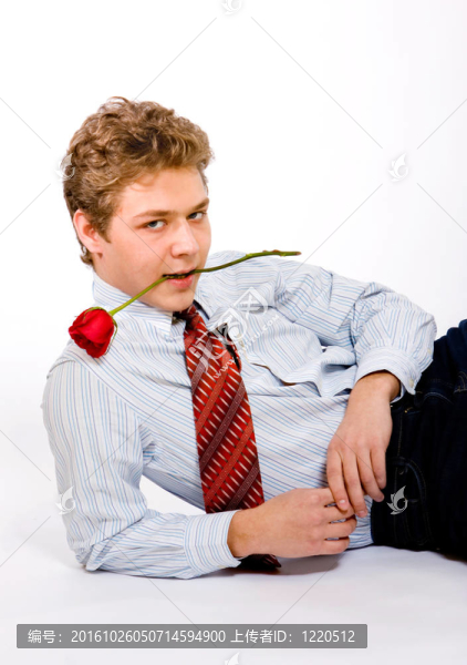 年輕男子與玫瑰在牙齒