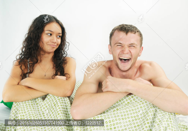 床上的年輕夫婦
