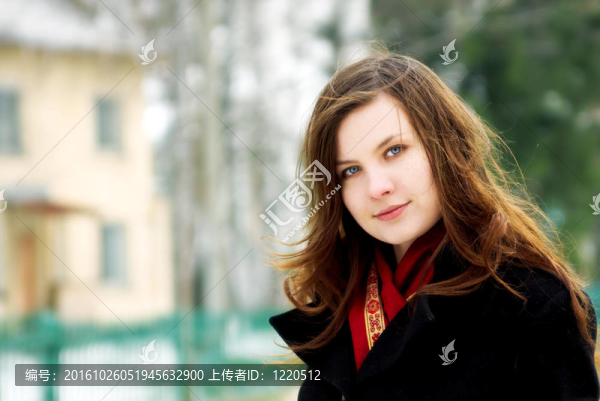 在房子附近的女孩