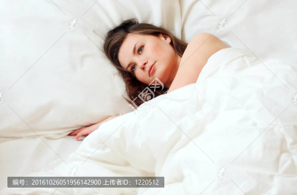 女孩在床上