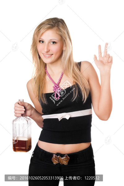 用瓶子擺姿勢的年輕女人