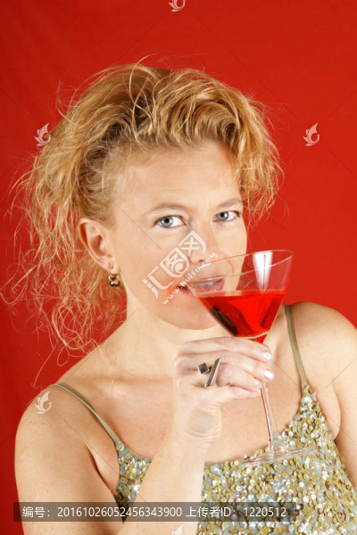 紅飲料金發(fā)女人