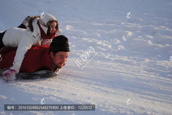 父親和女兒坐雪橇