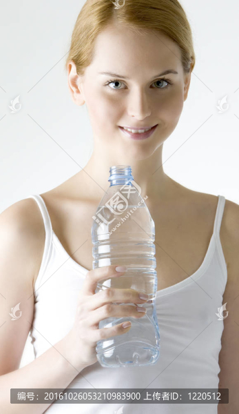 帶瓶水的女人