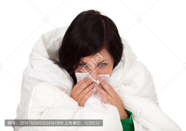 流著鼻涕捂著頭和身體的羽絨被的年輕女子