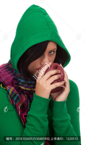 罩保持紅色杯綠色運動衫的年輕漂亮的女人