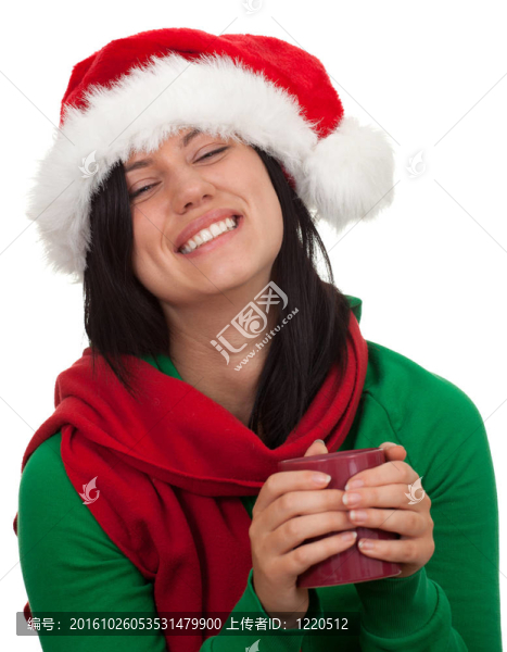微笑的年輕女子在紅色圣誕帽與杯子