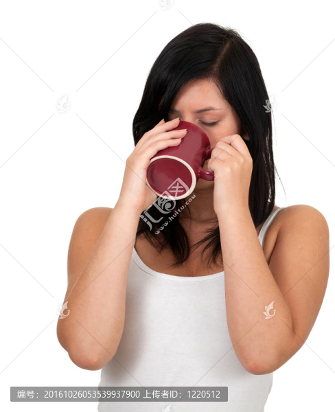喝茶年輕漂亮的女人用大紅色的杯子