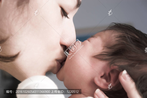 母親與新出生的嬰兒