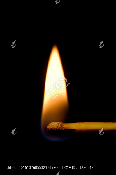 燃燒的火柴特寫孤立在黑