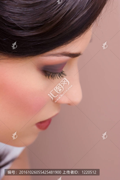 特寫的黑發(fā)的年輕女士被化妝藝術(shù)家準(zhǔn)備的事件