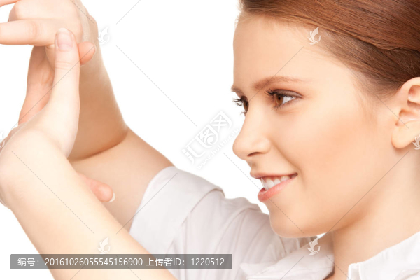 可愛的女人用手指創(chuàng)造一個(gè)框架