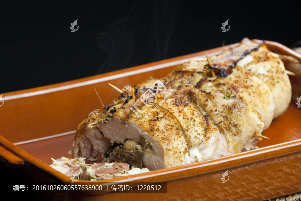豬肉卷裝香腸；雞蛋；杏仁和ruccola