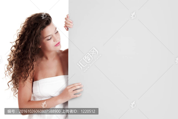 女孩用白色的廣告牌