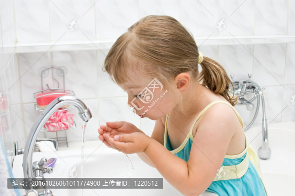 在浴室里的小女孩