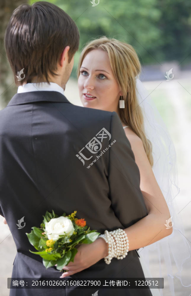新婚快樂的新婚夫婦