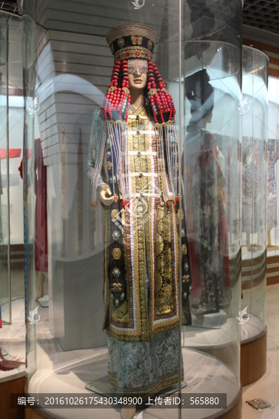 錦緞盛裝女服