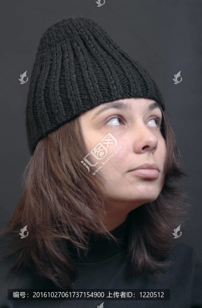 羊毛帽上的女人