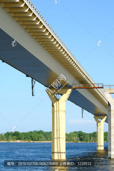 在伏爾加河大橋；俄羅斯