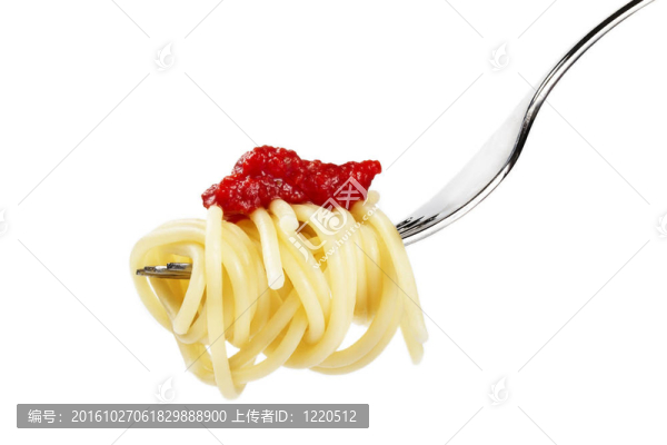 在叉子上有紅色調(diào)味汁的意大利面
