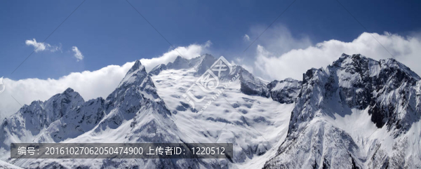 全景的高加索山脈
