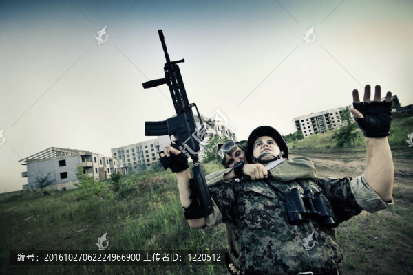 恐怖分子正在抓一個士兵做人質(zhì)