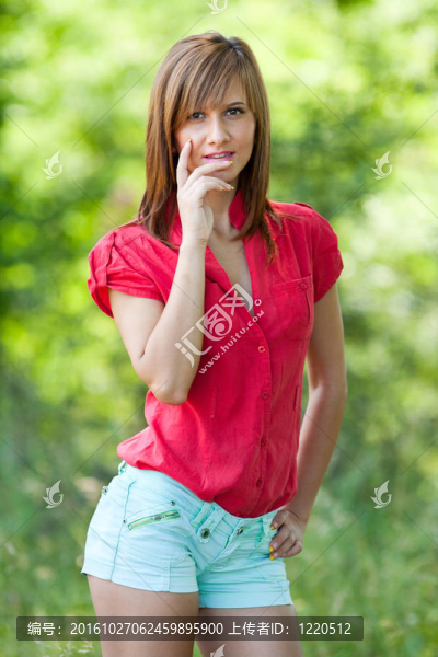 漂亮的金發(fā)戶外