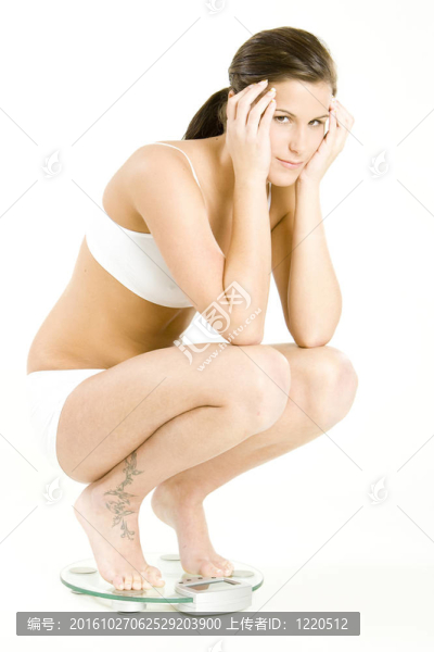 女性穿著內(nèi)衣的體重秤