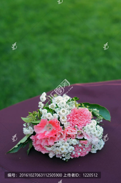 Bouquet,Flowers在桌子上