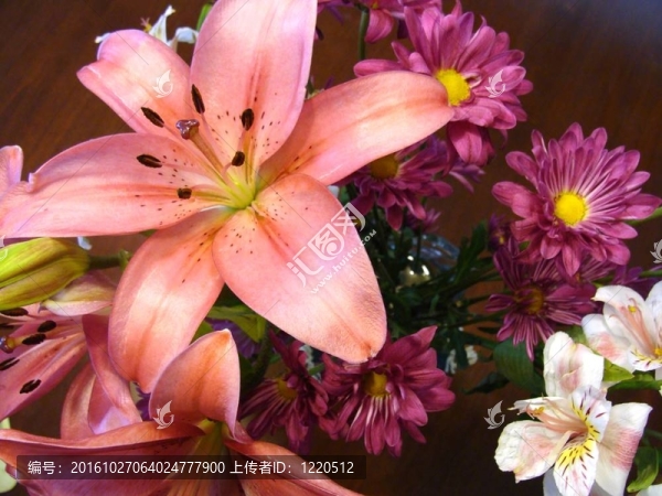 一束五顏六色的百合花