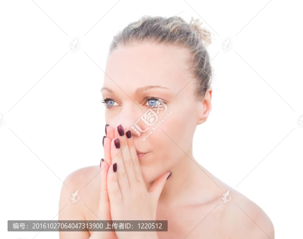 金發(fā)女人雙手合十祈禱。