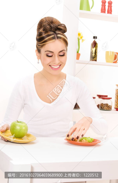 帶著青蘋果和三明治的女人