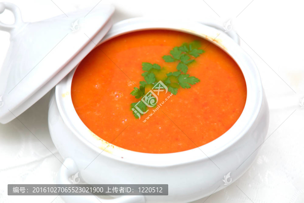白碗西紅柿湯