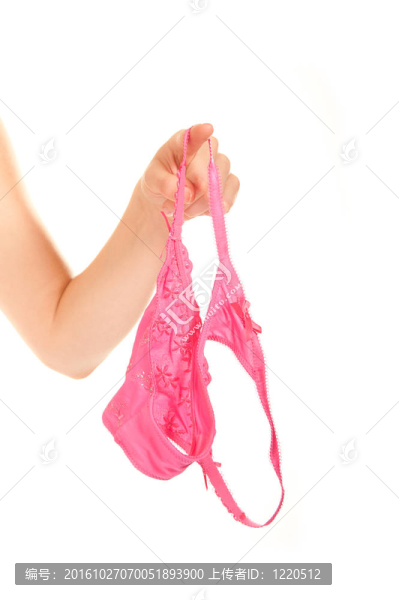 女的手拿著粉色的內(nèi)褲