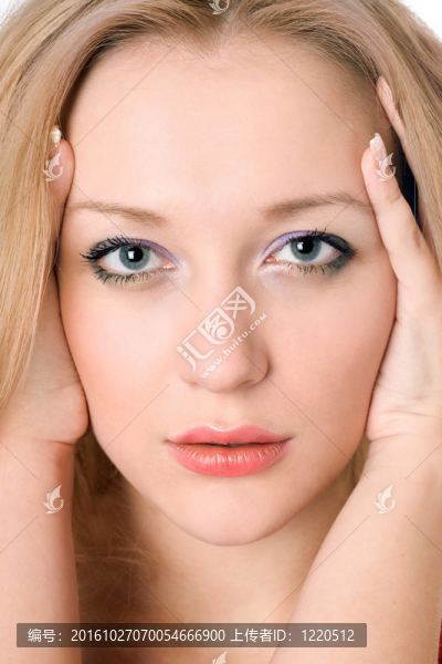 年輕漂亮的金發(fā)女人