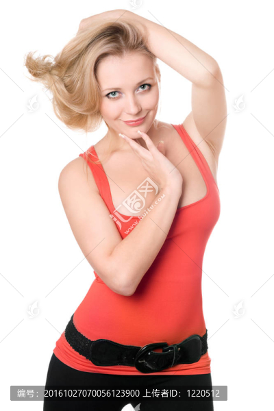 年輕的微笑的金發(fā)女郎在紅色的T恤