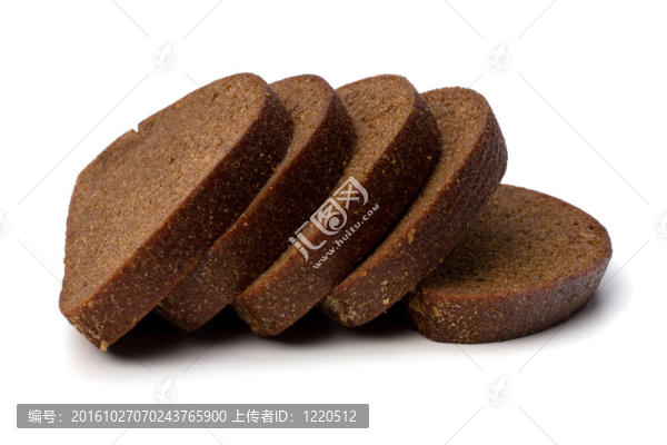 白色背景上分離的黑麥面包