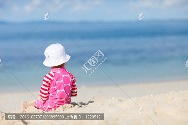 沙灘上蹣跚學(xué)步的女孩的背影
