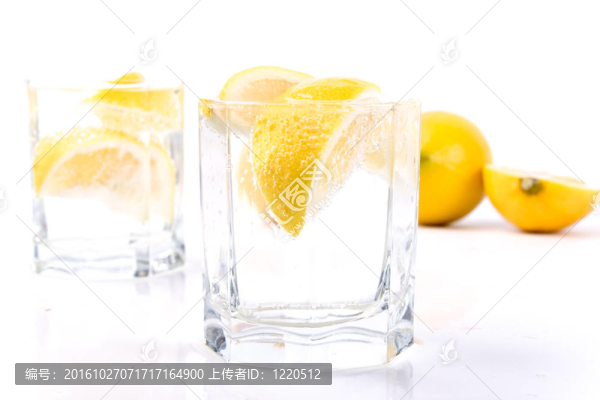 蘇打水和檸檬片