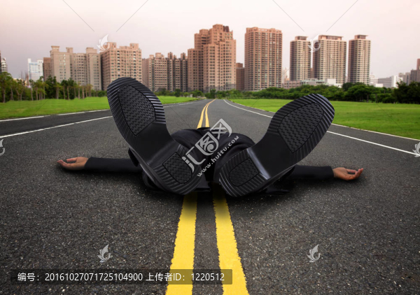 商人在空蕩蕩的城市道路上疲憊不堪