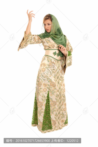 在白色背景上孤立地戴面紗的年輕阿拉伯婦女