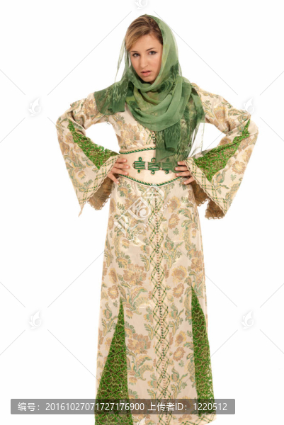 在白色背景上孤立地戴面紗的年輕阿拉伯婦女