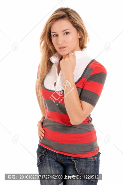 年輕漂亮的女孩站在白色背景上冒充時尚模特